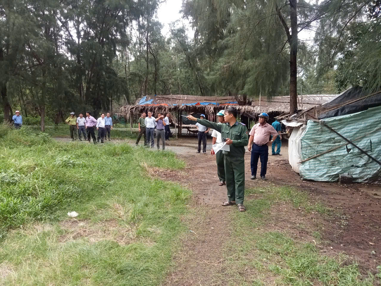 ĐOÀN LÃNH ĐẠO XÃ THỚI THUẬN KHẢO SÁT VỊ TRÍ TỔ CHỨC 
PHIÊN CHỢ “HƯƠNG VỊ QUÊ BIỂN”

