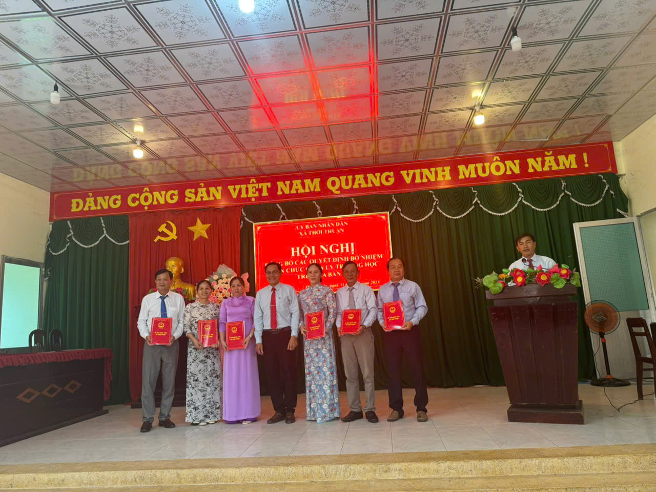 Thới Thuận tổ chức công bố các quyết định bổ nhiệm viên chức lãnh đạo làm công tác giáo dục