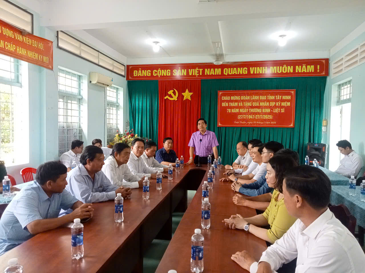 Đoàn lãnh đạo tỉnh Tây Ninh đến thăm và tặng quà xã Thới Thuận nhân kỷ niệm 78 năm ngày Thương binh - Liệt sĩ 27/7.