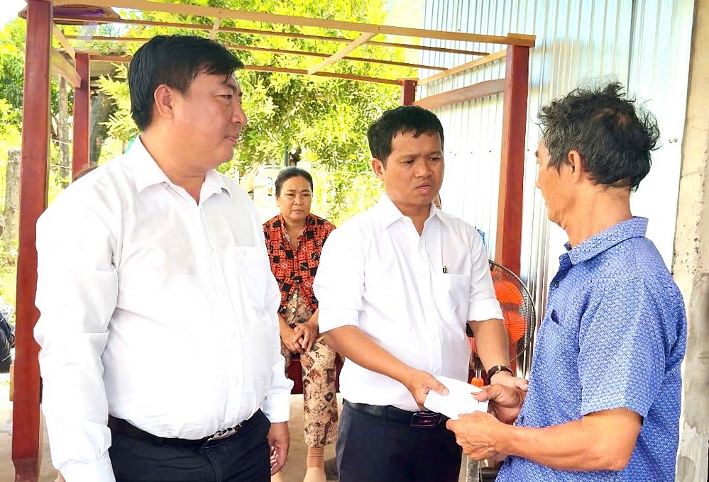 Lãnh đạo xã Thới Thuận thăm, động viên gia đình có người mất tích do tai nạn trên biển