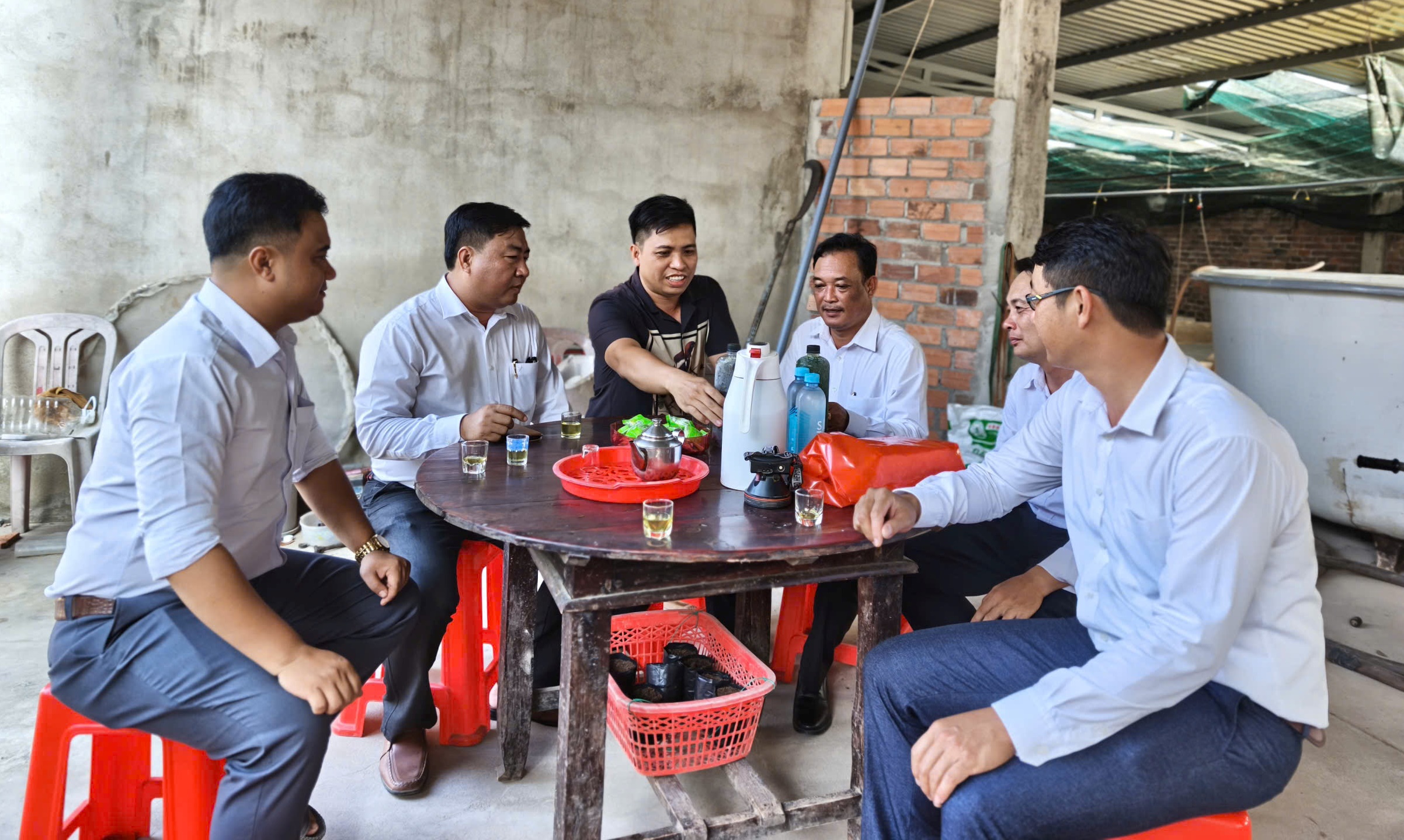 LÃNH ĐẠO XÃ THỚI THUẬN THĂM, LÀM VIỆC VỚI DOANH NGHIỆP TRẺ TÂN HOÀNG KIM